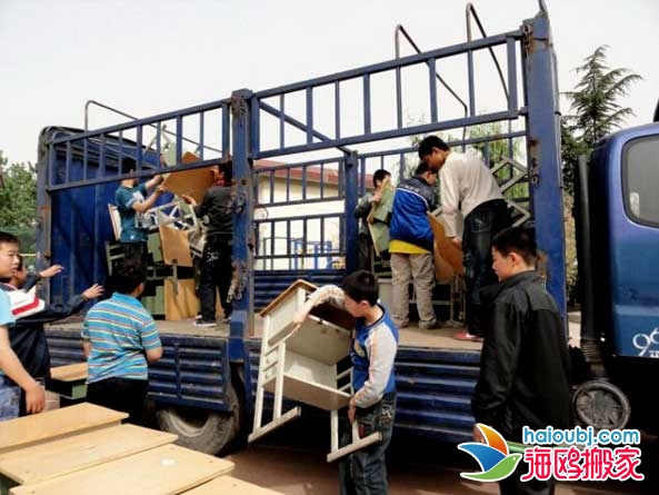 昆明學校搬遷學生搬家至新校區(qū)